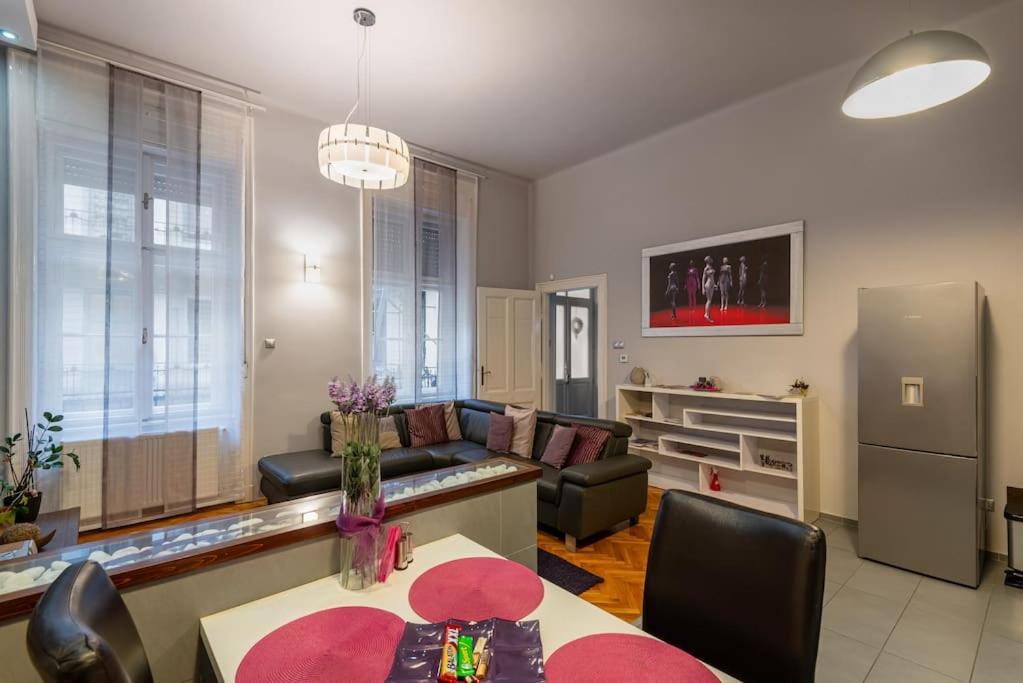 Lovely Purplish Apartment Heart Of The City Budapest Exterior foto