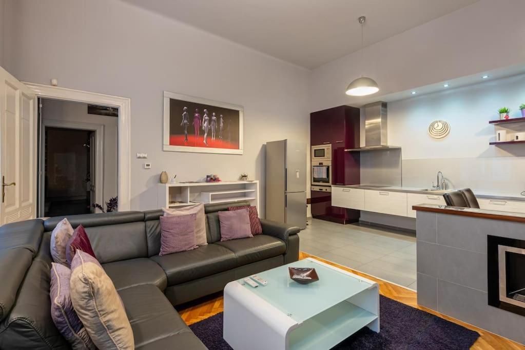 Lovely Purplish Apartment Heart Of The City Budapest Exterior foto